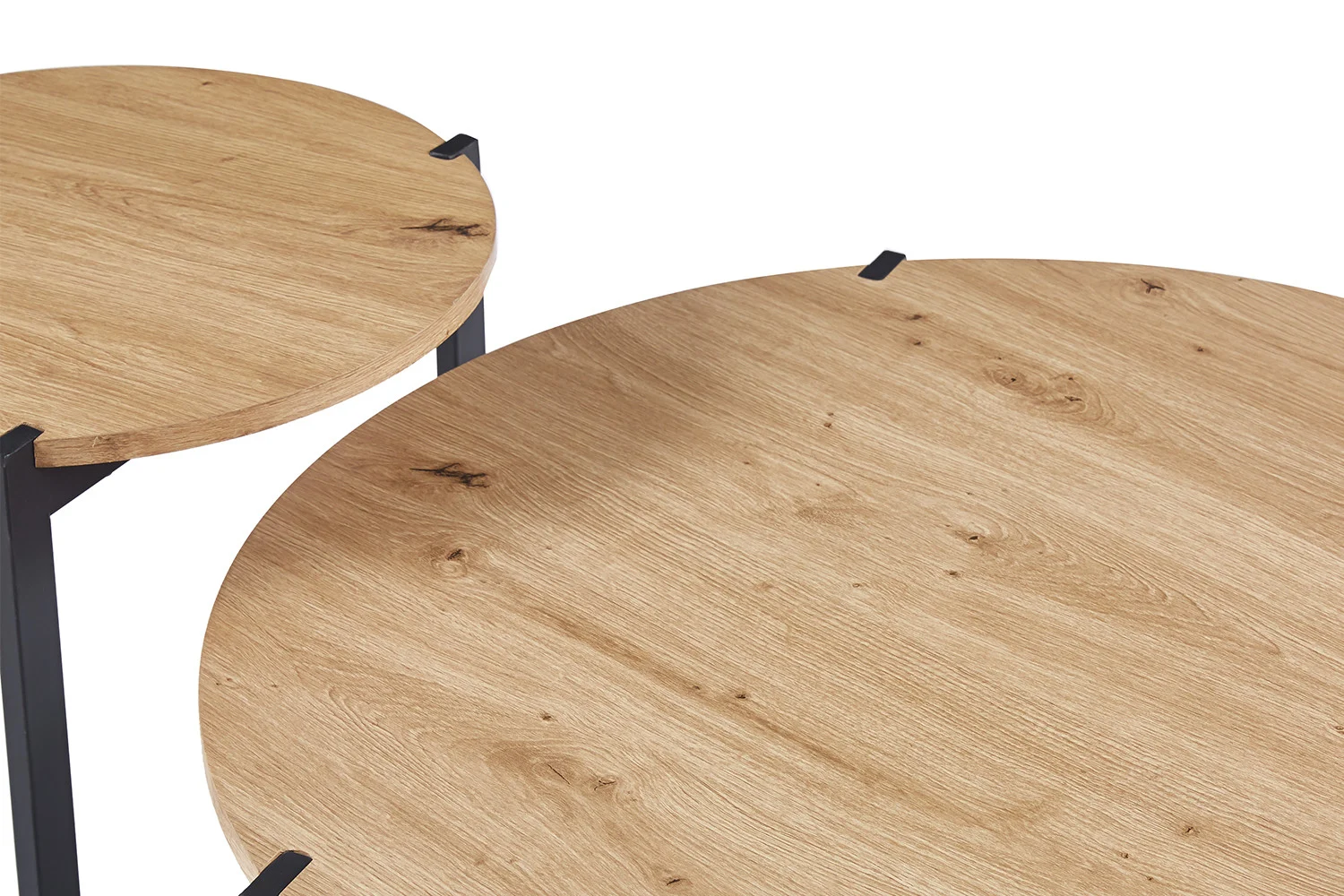 Twee Salontafel Klassiek Design Tijdloos tafels met een klassiek, tijdloos ontwerp en bladen met een lichte natuurlijke houtnerf staan naast elkaar op zwarte metalen poten tegen een witte achtergrond.