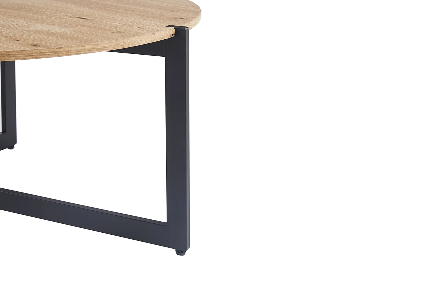 Een close-up van de Salontafel Klassiek Design Tijdloos toont het ronde houten tafelblad en één zwarte metalen poot tegen een witte achtergrond, wat het moderne, tijdloze ontwerp benadrukt.