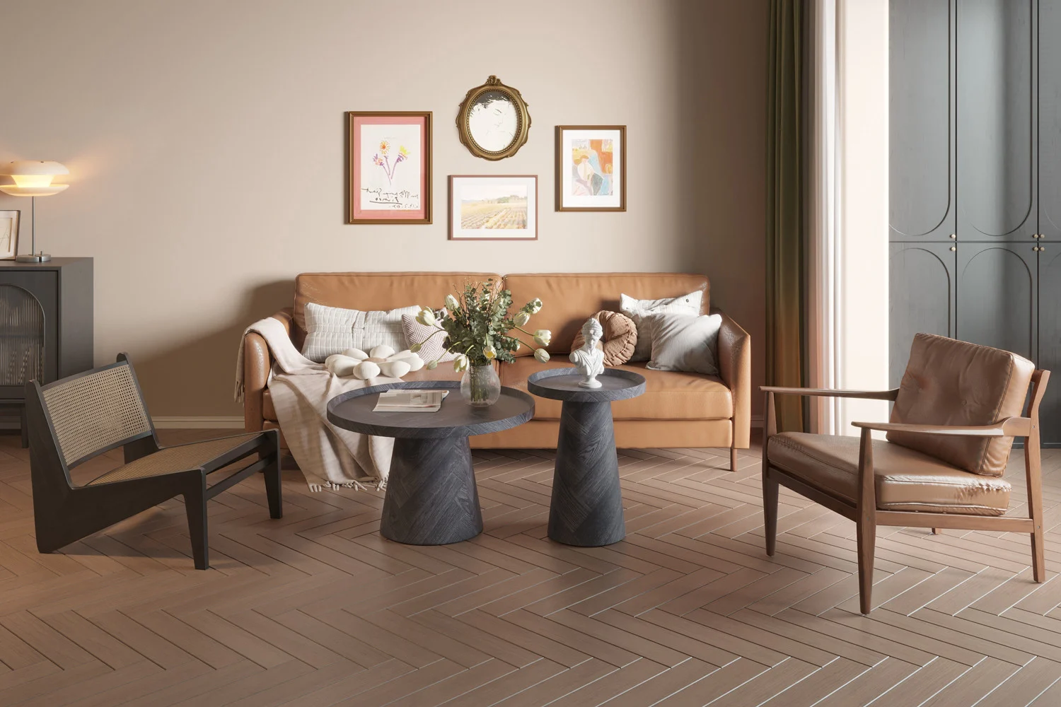 Een moderne woonkamer heeft een bruine leren bank, twee Salontafel Donkergrijs, Roest 80 CM salontafels, accentstoelen en ingelijste kunst op een beige muur. Een vaas met bloemen staat op tafel terwijl het zonlicht rechts door een raam naar binnen schijnt.