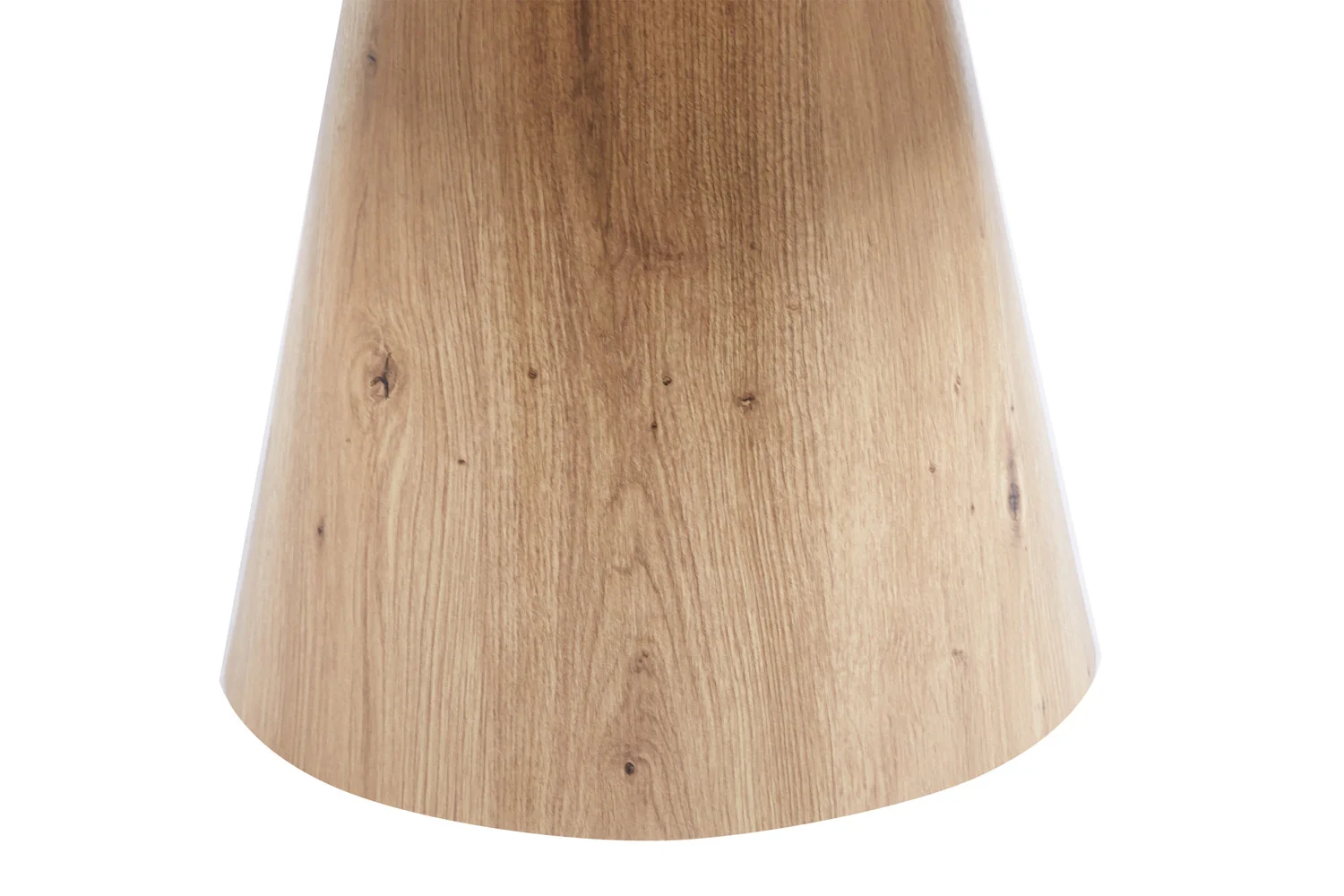 Close-up van het onderste deel van de Salontafel 80 CM Rond, met de kegelvormige basis gemaakt van glad, lichtbruin hout met zichtbare nerven en knoesten.