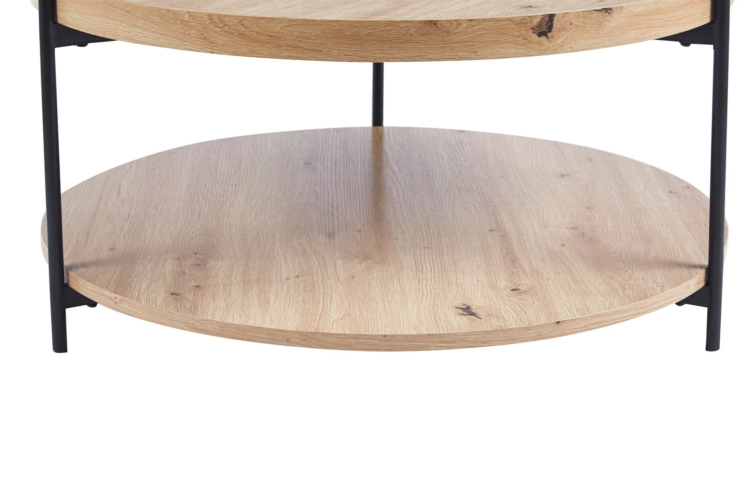 De Salontafel Roest 80 CM heeft een ronde houten plank met een natuurlijke afwerking en zwarte metalen poten. De afbeelding accentueert de onderste plank en laat de houtnerf en natuurlijke knoesten zien.