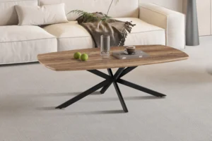 Een moderne woonkamer met de Salontafel Mangohout Design Tijdloos met zwarte metalen poten, een lichte bank gedrapeerd met een bruin kleed, plus een glas water, een boek en drie groene appels op tafel.