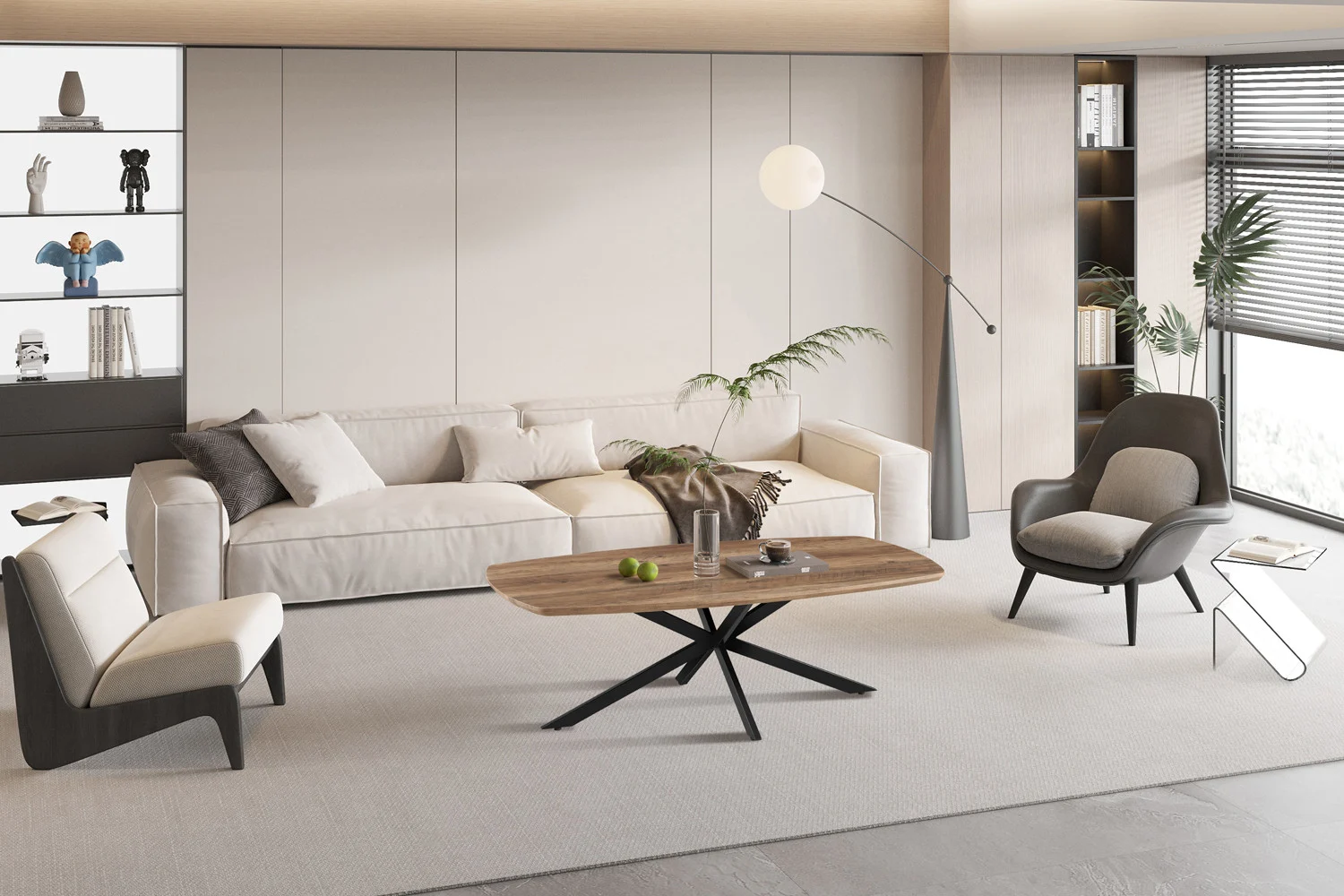 Moderne woonkamer met een beige bank, fauteuils, boekenplanken, decoratieve accenten, een staande lamp en grote ramen met jaloezieën. Het pronkstuk is de Salontafel Mangohout Design Tijdloos. Neutrale tinten en een minimalistische inrichting maken de ruimte compleet.