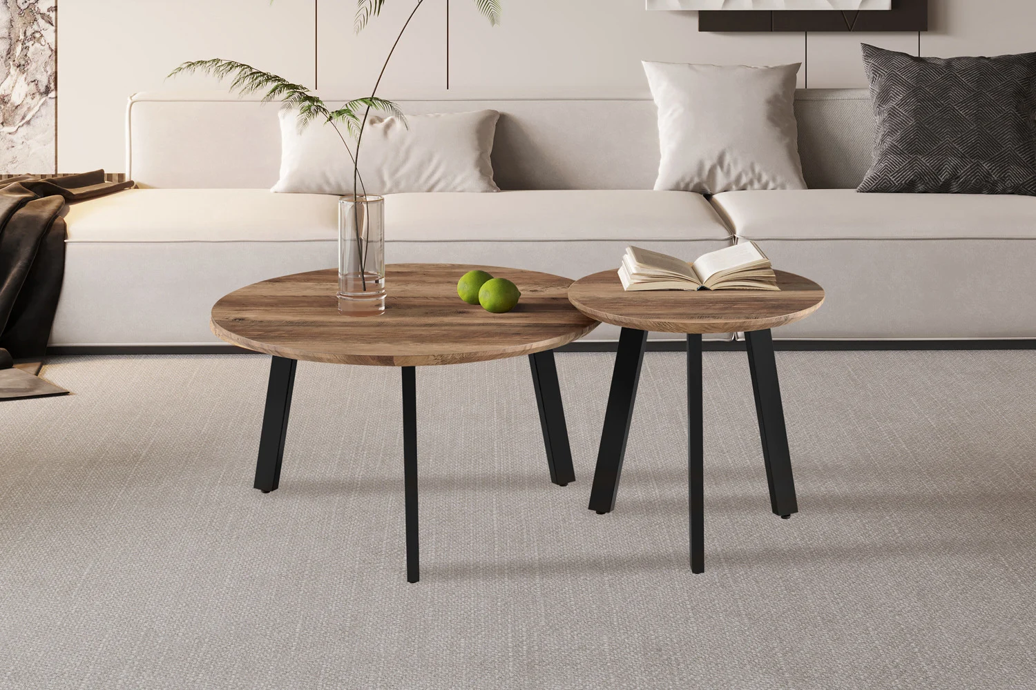 Twee salontafels met zwarte poten van Salontafel Roest Mangohout Design staan op een licht tapijt voor een beige bank. Op de ene staan twee groene appels en een glazen vaas met bladsteel; op de andere ligt een open boek. Ontwerp Tijdloos.