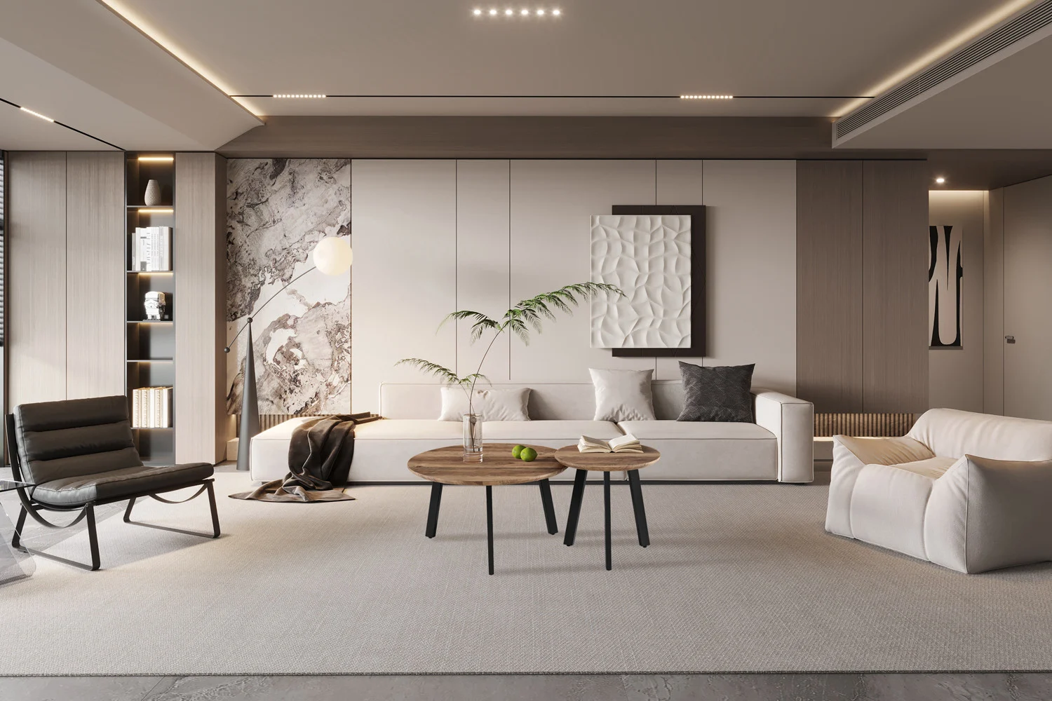 Een moderne woonkamer met neutrale tinten heeft een witte bank, een fauteuil met kussens, twee salontafels van Salontafel Roest Mangohout Design, abstracte muurkunst, een hoge staande lamp en een decoratieve plant op een lichtgekleurd tapijt.