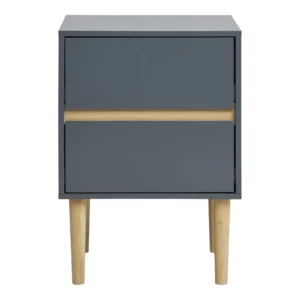 De Bisley Bijzettafel is een minimalistisch, eigentijds nachtkastje in mat donkergrijs met twee lades met horizontale houten accenten en vier lichthouten poten.