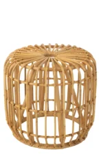 De Bijzettafel 45 x 35 CM Rotan is een ronde bijzettafel of kruk gemaakt van natuurlijk rotan, met een open geweven ontwerp met zichtbare gebogen steunen voor een lichte en luchtige uitstraling.