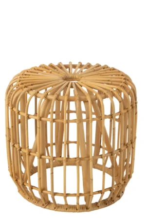 De Bijzettafel 45 x 35 CM Rotan is een ronde bijzettafel of kruk gemaakt van natuurlijk rotan, met een open geweven ontwerp met zichtbare gebogen steunen voor een lichte en luchtige uitstraling.