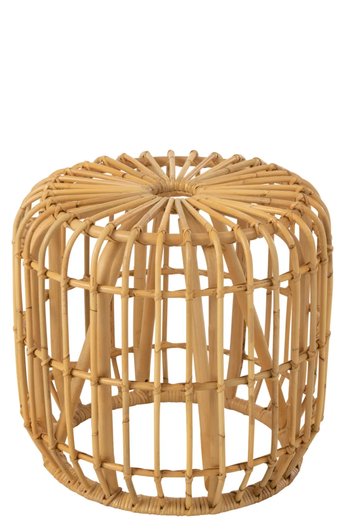 De Bijzettafel 45 x 35 CM Rotan is een ronde bijzettafel of kruk gemaakt van natuurlijk rotan, met een open geweven ontwerp met zichtbare gebogen steunen voor een lichte en luchtige uitstraling.