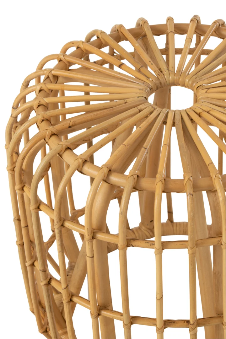 Close-up van de Bijzettafel 45 x 35 CM Rotan, een ronde rotan bijzettafel met een open vlechtwerk en een natuurlijke lichtbruine afwerking.