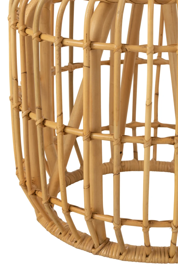 Close-up van de Bijzettafel 45 x 35 CM Rotan, met een natuurlijke bruine kleur en een open rastervormig geweven rotanpatroon met in elkaar gevlochten stroken.
