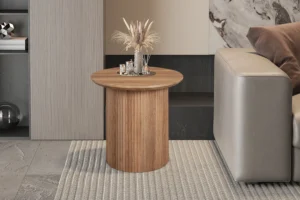 De UITVERKOOP Salontafel 'Lagos' 50 cm Rond Decor Oude eik ligt op een vloerkleed met structuur naast een grijze bank in een moderne woonkamer, met marmeren en houten accenten zichtbaar op de achtergrond.