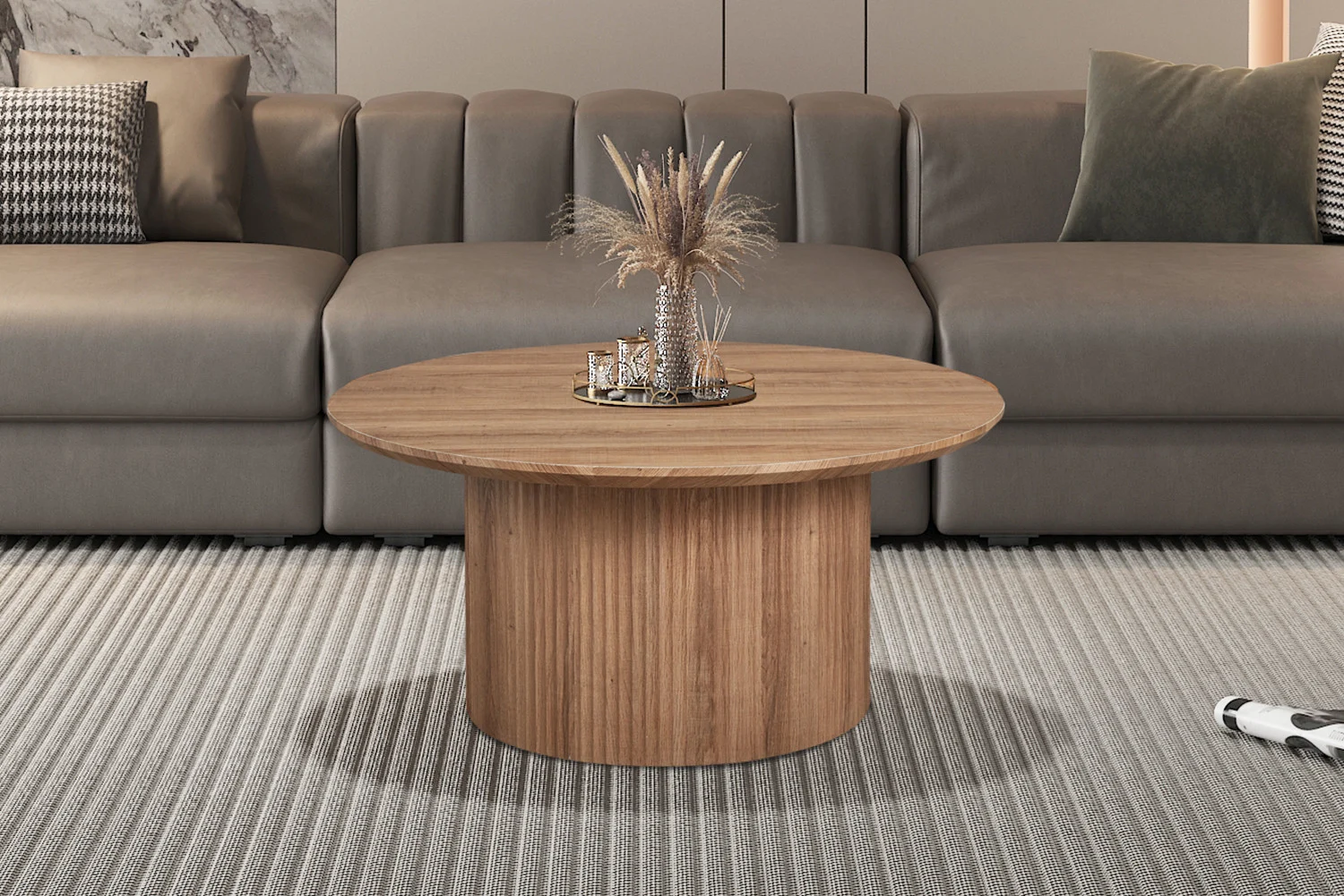 De Salontafel Roest 80 CM Rond Modern, gestyled met een klein decoratief stuk, ligt op een beige vloerkleed met textuur voor een grijze bank met verschillende kussens in deze moderne woonkamer.