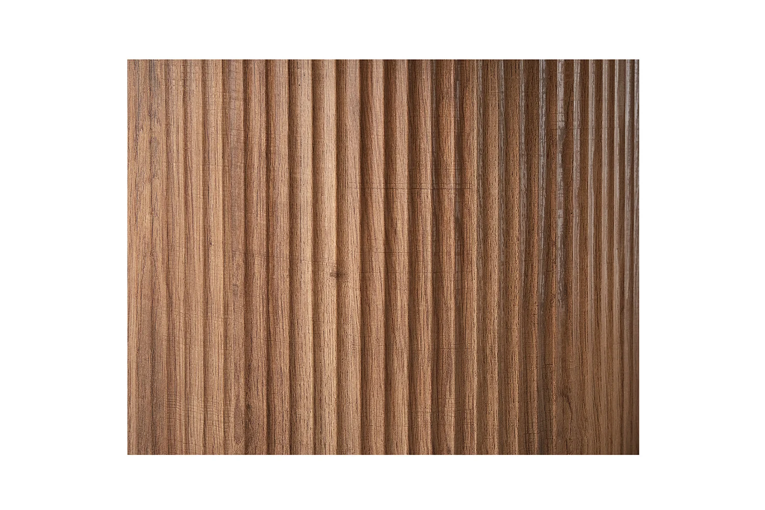 Een close-up van de Salontafel Roest 80 CM Rond Modern toont het houten oppervlak met verticale groeven en een natuurlijke bruine afwerking, waardoor de houtnerf en textuur worden benadrukt tegen een effen witte achtergrond.