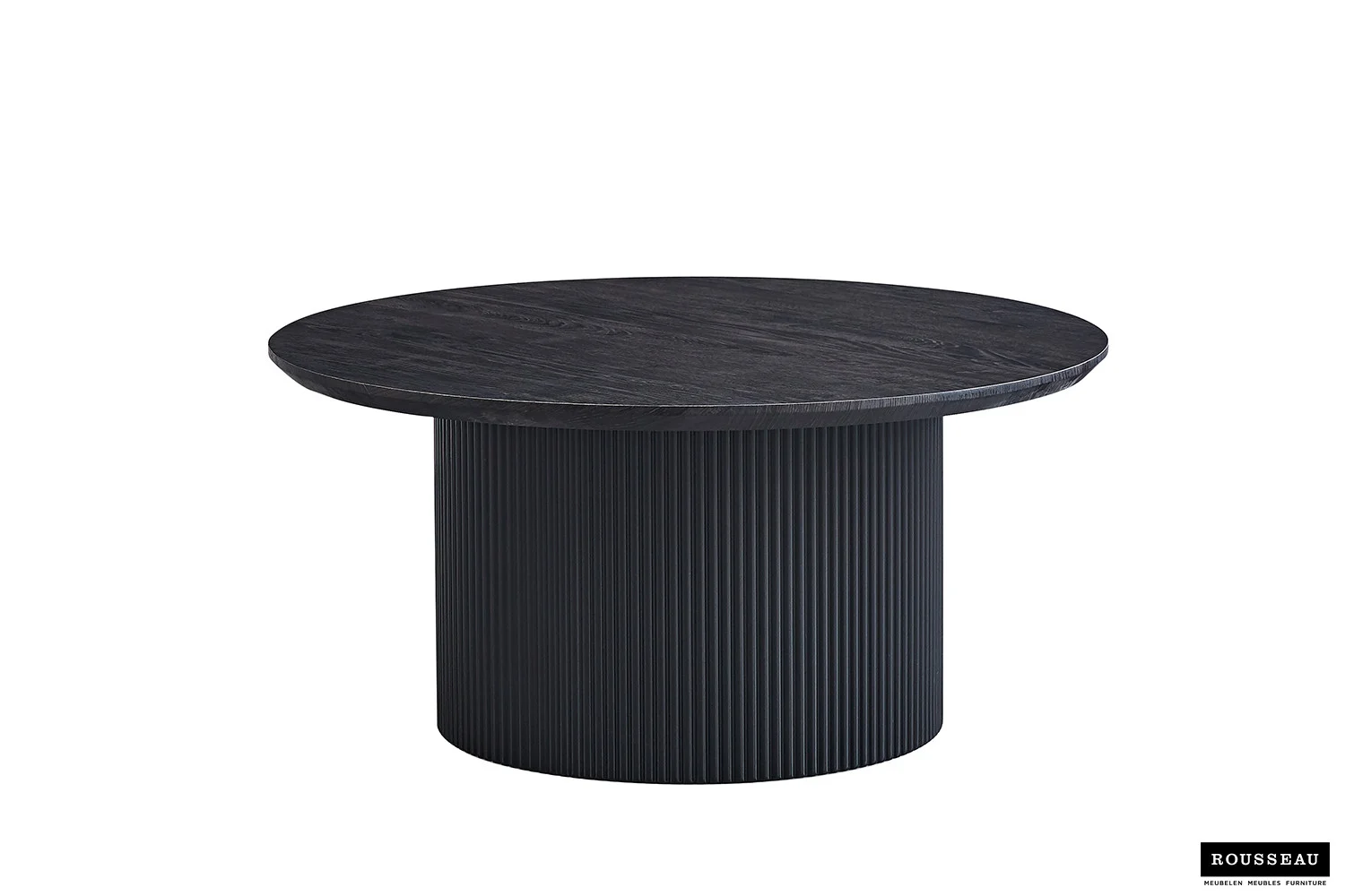 De Salontafel Roest 80 CM Rond is een ronde, moderne zwarte salontafel met een vlak blad met houtstructuur en een verticaal geribbeld cilindrisch onderstel. Het Rousseau logo staat rechtsonder.
