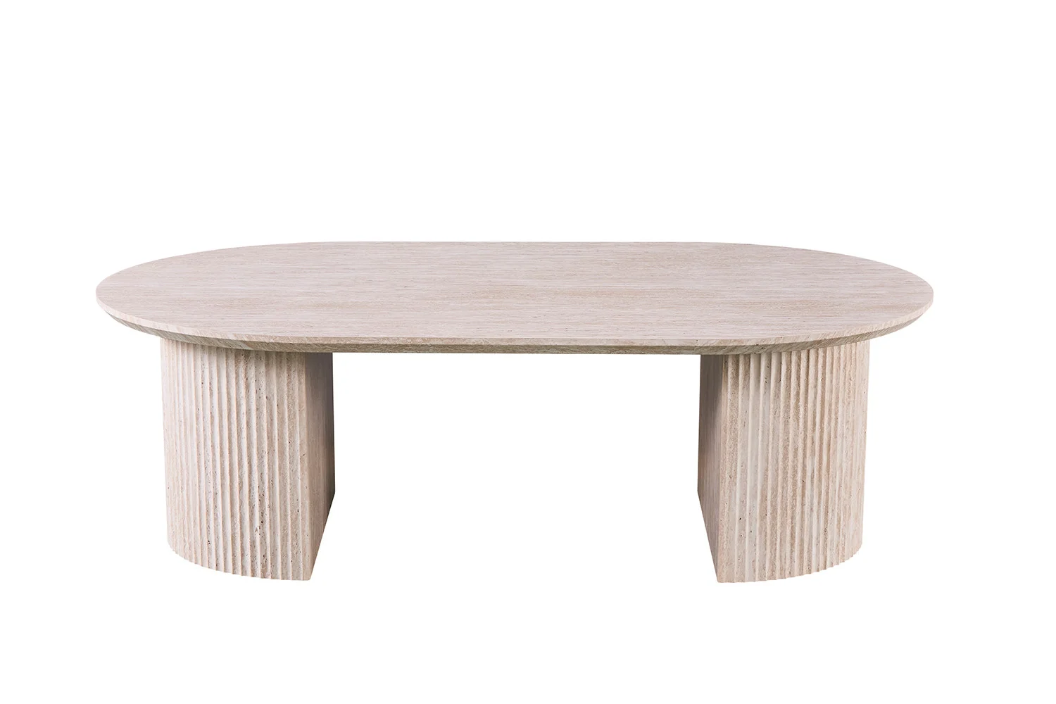 De Salontafel Beige 120 CM Ovaal Travertin heeft een lichtbeige, ovalen blad met twee brede, geribbelde voetpoten en wordt gepresenteerd tegen een effen witte achtergrond.