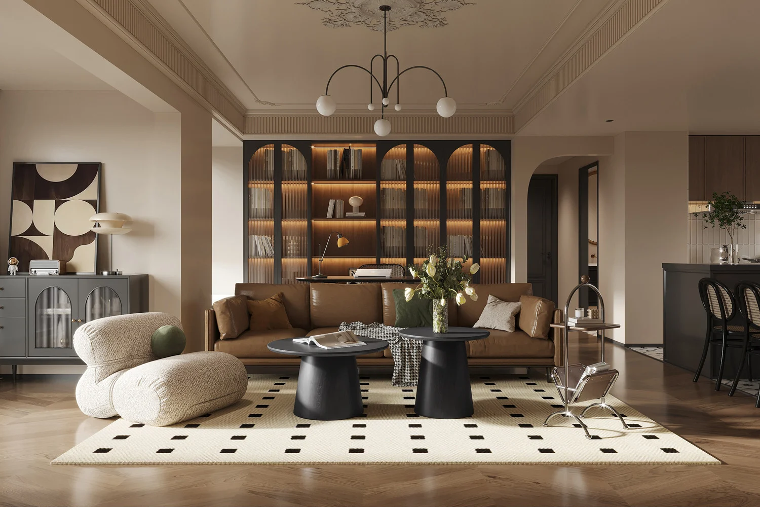 Een moderne woonkamer met een bruine leren bank, een unieke beige loungestoel, bijzettafel 'Miklos' 60 cm Rond Decor Donkerbruin, een geometrisch vloerkleed, boekenplanken met warme verlichting en een stijlvolle inrichting in neutrale tinten.