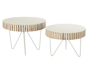 De Set van 2 tafels Ying hout metaal wit bestaat uit twee ronde nesttafels met witte bladen, verticale bruine streepaccenten en elk drie witte metalen haarspeldpoten. De kleinere tafel staat iets voor de grotere.