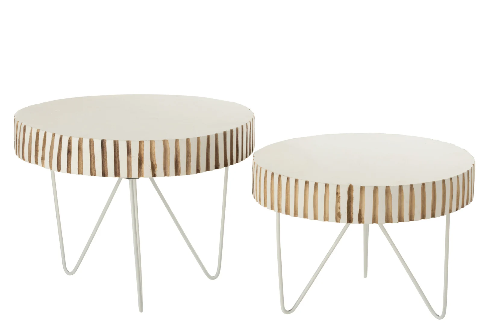 De Set van 2 tafels Ying hout metaal wit bestaat uit twee ronde nesttafels met witte bladen, verticale bruine streepaccenten en elk drie witte metalen haarspeldpoten. De kleinere tafel staat iets voor de grotere.