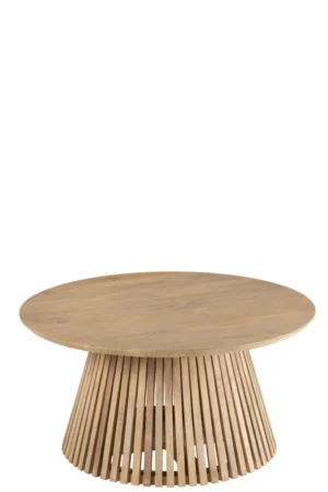 De Tafel Vincent Mangohout Natuurlijk Medium is een ronde salontafel met een glad blad en een gelijkmatige verticale lattenbodem voor een open, luchtige uitstraling, gemaakt van mangohout met een lichte natuurlijke afwerking.