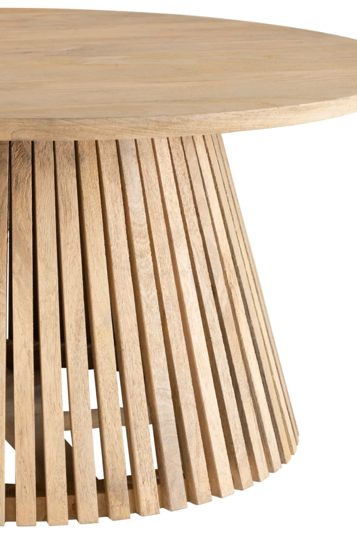 De Tafel Vincent Mangohout Natuurlijk Medium is een ronde tafel met een lattenbodem in de vorm van een trommel en een glad, plat blad, gemaakt van lichtgekleurd mangohout.