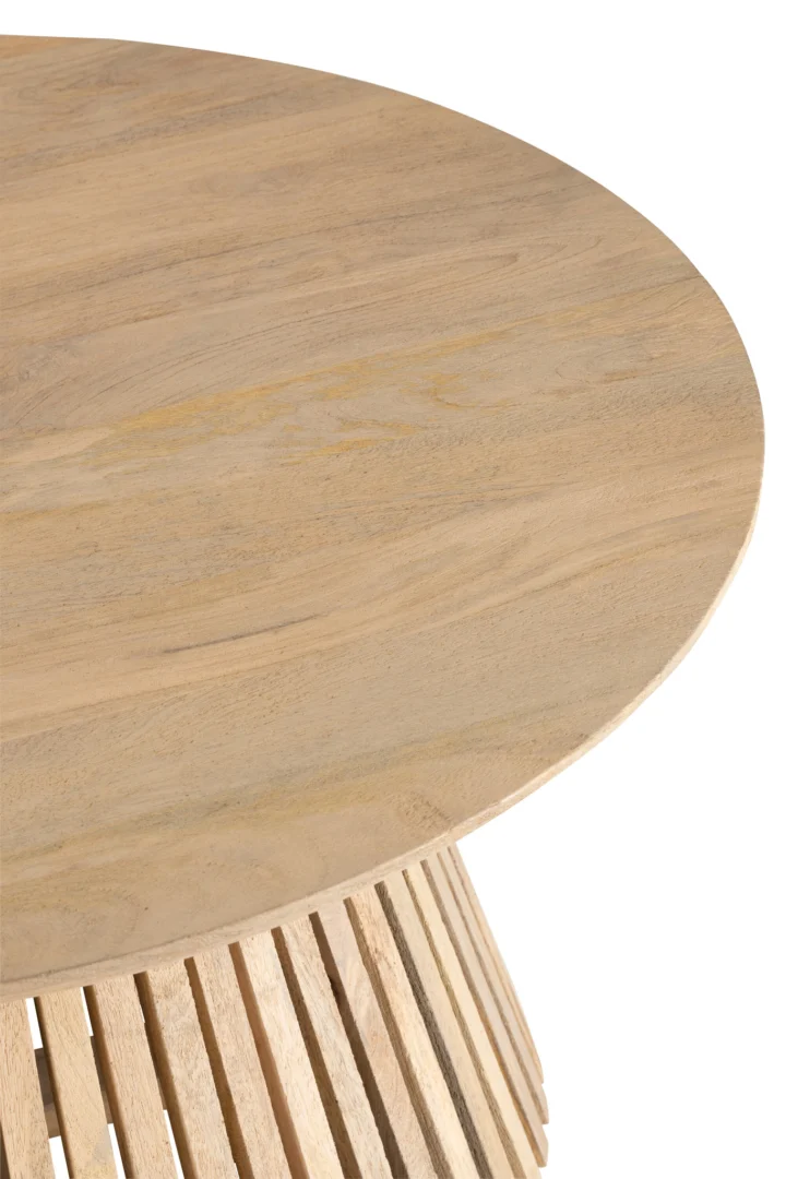 Een close-up van de Tafel Vincent Mangohout Natuurlijk Medium, een ronde lichthouten tafel met een glad blad en verticale houten lattenbodem, getoond tegen een witte achtergrond.