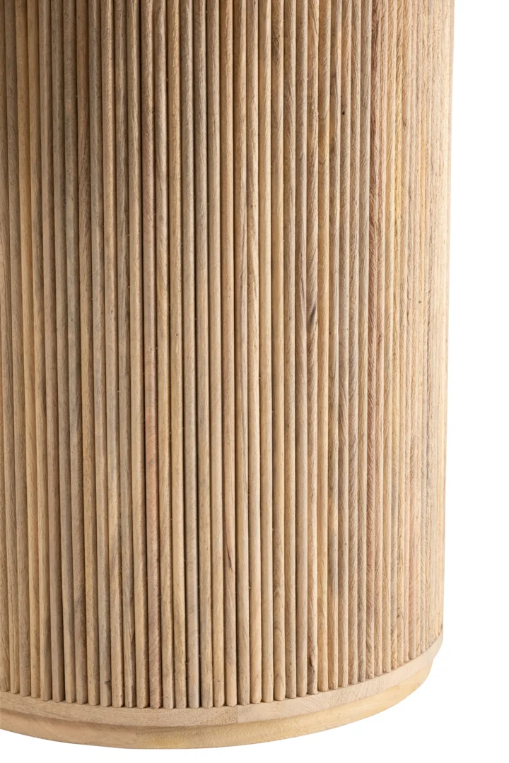 Close-up van de Tafel Vincent Mangohout Natuurlijk Groot, met een cilindrische vorm met gelijkmatig verdeelde verticale groeven. Het lichte natuurlijke mangohout heeft een gladde, geribbelde textuur en zichtbare nerven.