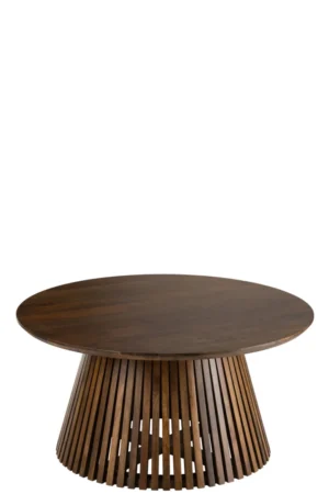 De Tafel Vincent Mangohout Bruin Medium is een ronde salontafel met een glad blad en een uitlopend onderstel met latten, een rijke bruine afwerking en een modern ontwerp.