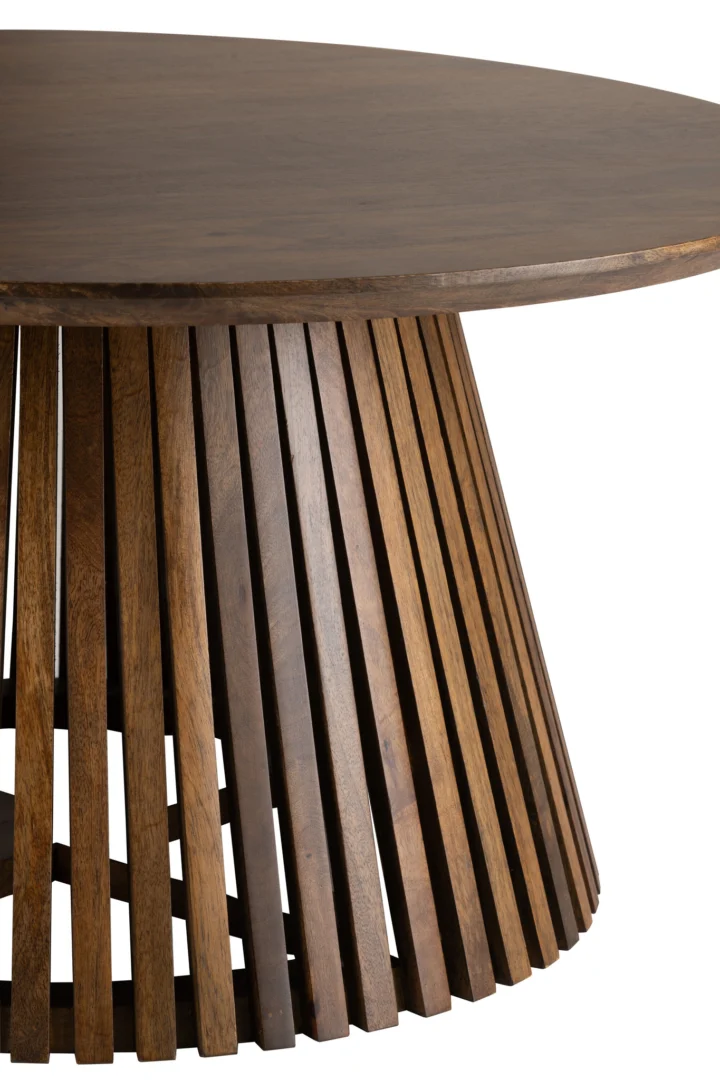 Een close-up van de Tafel Vincent Mangohout Bruin Medium, met een rond, donker glad blad en een basis met verticale houten latten in een cirkelvormig patroon.
