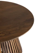 Een close-up van de Tafel Vincent Mangohout Bruin Medium, een ronde houten tafel met een donker, glad blad en een opvallende lattenbodem, tegen een witte achtergrond.