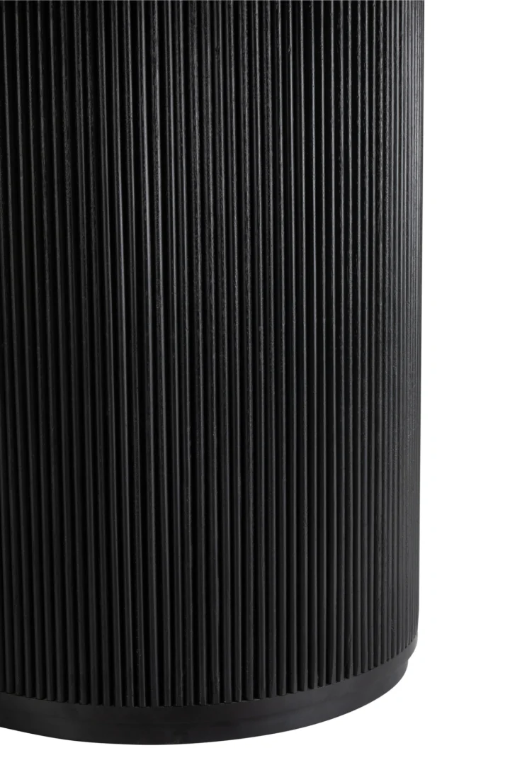 Close-up van de Tafel Vincent Mangohout Zwart Groot, een grote zwarte cilindrische tafel met verticale ribbels die een gestructureerd, geribbeld oppervlak creëren.