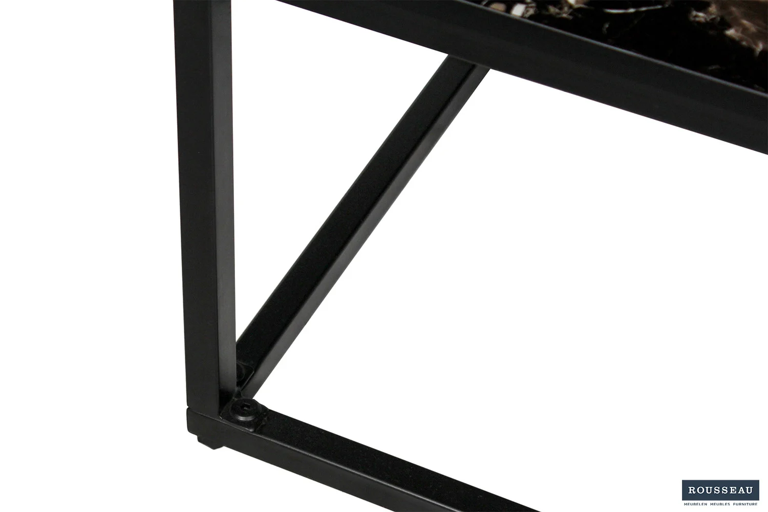 Close-up van de hoek van een zwart metalen frame van Salontafel Zwart Marmer Minimalistisch met een diagonale steunbalk op een witte achtergrond. Het Rousseau logo verschijnt in de rechter benedenhoek.