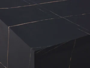 Een close-up van de Bijzettafel Zwart MDF Design heeft een zwart oppervlak met dunne, elkaar kruisende lichtlijnen die geometrische vormen vormen, wat de tafel een minimalistisch abstract uiterlijk geeft.