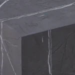 Een close-up van de Bijzettafel Grijs MDF Minimalistisch, met een donkergrijs oppervlak met prominente witte aderen over de bovenkant en zijkanten, die de scherpe hoeken en minimalistische, natuurlijke steenachtige textuur laten zien.