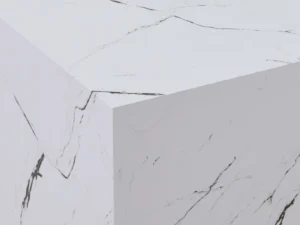 De Bijzettafel Wit MDF Design heeft een geometrische blokvorm met een wit marmerachtig oppervlak, geaccentueerd door fijne natuurlijke grijze aderen en schuine randen, tegen een bijpassende wit marmeren achtergrond.