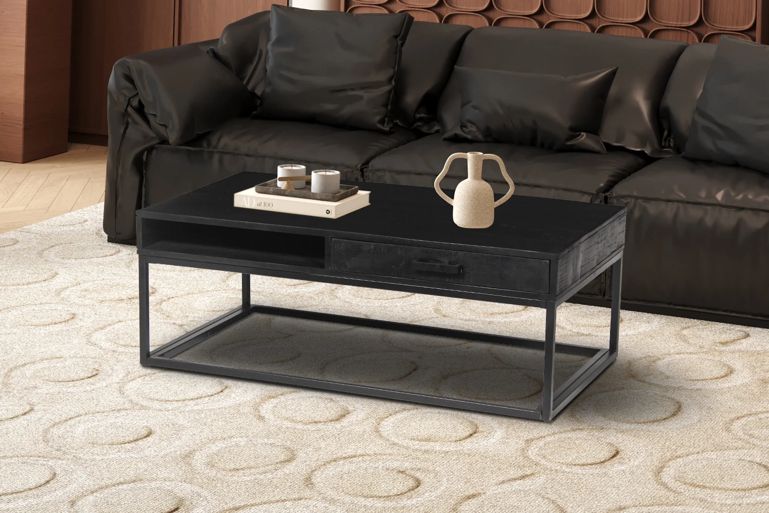 Een moderne woonkamer met de Salontafel Zwart Mangohout met boeken, kaarsen en een vaas, op een vloerkleed met licht patroon voor een zwarte bank.