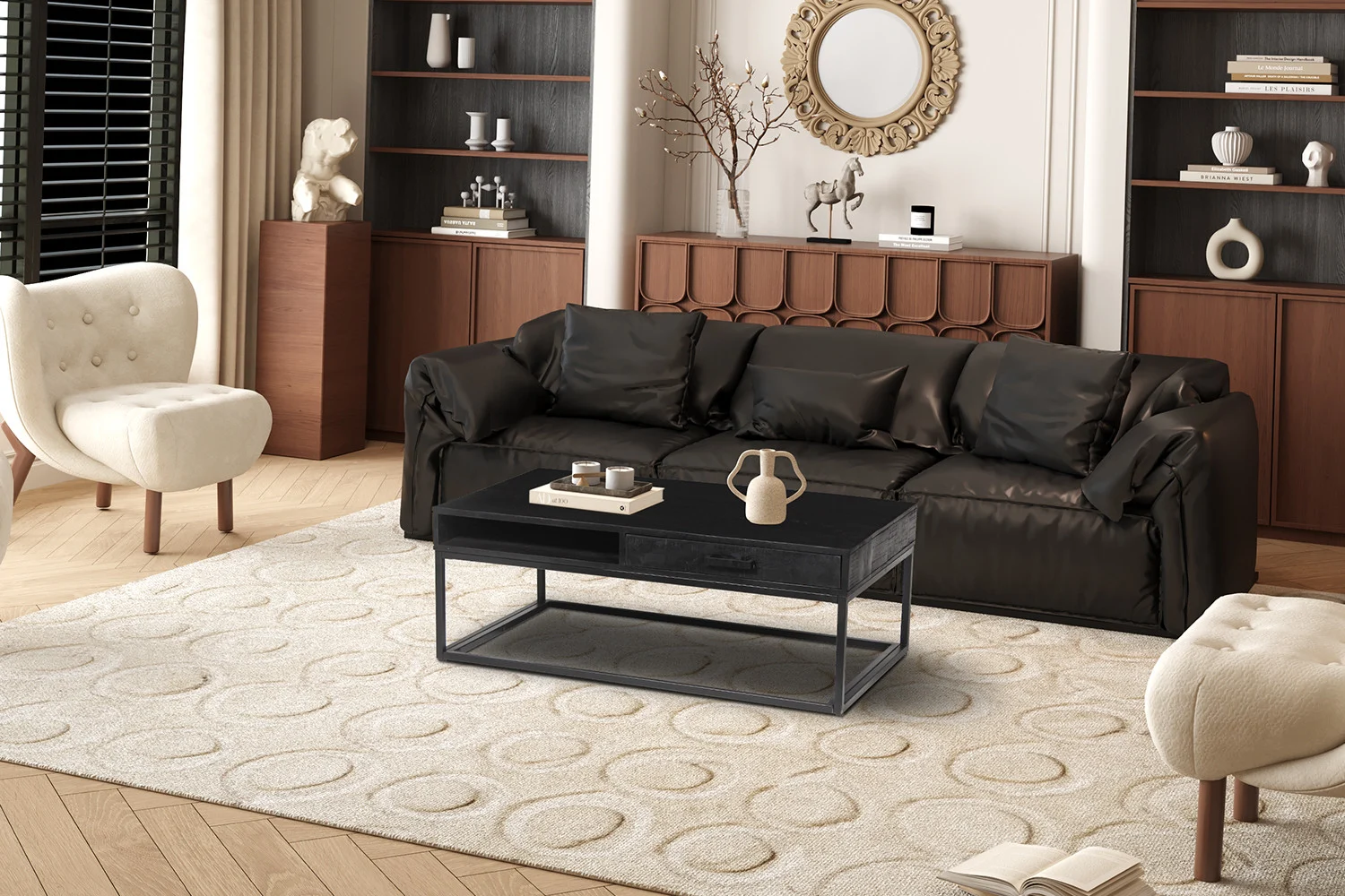 Een moderne woonkamer met een zwarte bank, twee crèmekleurige stoelen, de Salontafel Zwart Mangohout als salontafel op een wit vloerkleed met structuur, houten planken met decor en een ronde spiegel boven een console tegen een witte muur.