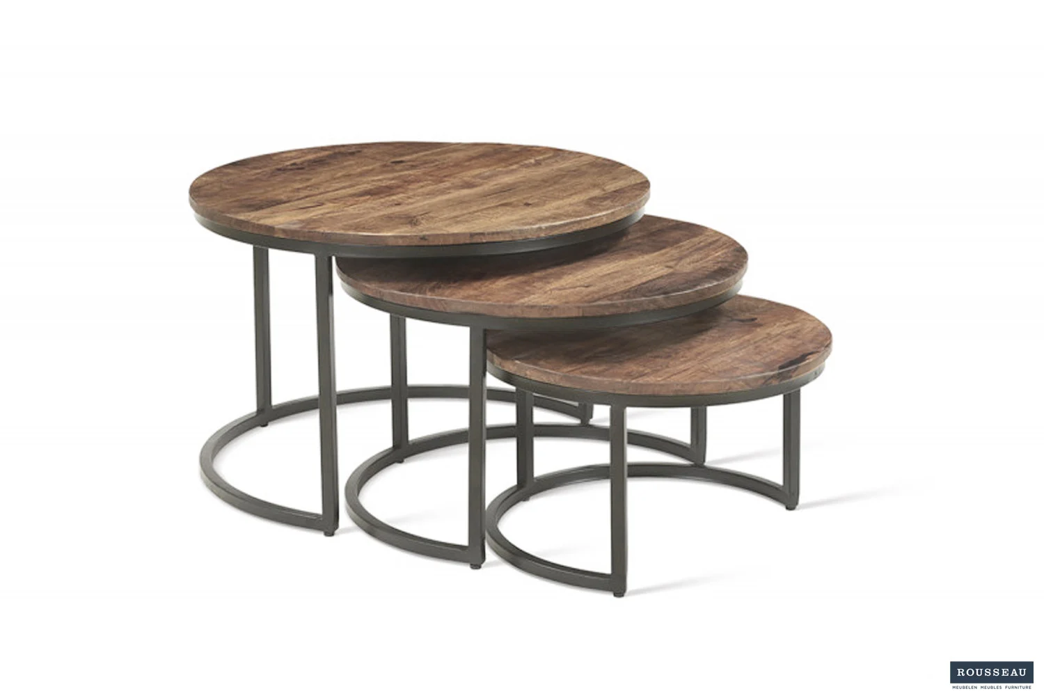 De Salontafel Roest Mangohout Design bestaat uit drie ronde nestbare salontafels met houten bladen en zwarte metalen frames, ontworpen om gedeeltelijk onder elkaar te passen en variërend in grootte van groot tot klein.