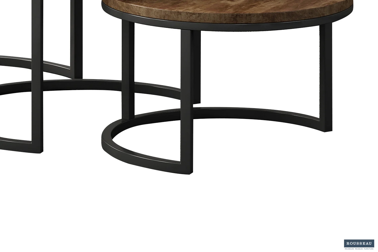Twee Salontafel Roest Mangohout Design ronde bijzettafels met zwarte metalen frames en houten bladen, gedeeltelijk overlappend, weergegeven op een witte achtergrond. Het HOUSEEAU logo is zichtbaar in de rechter benedenhoek.