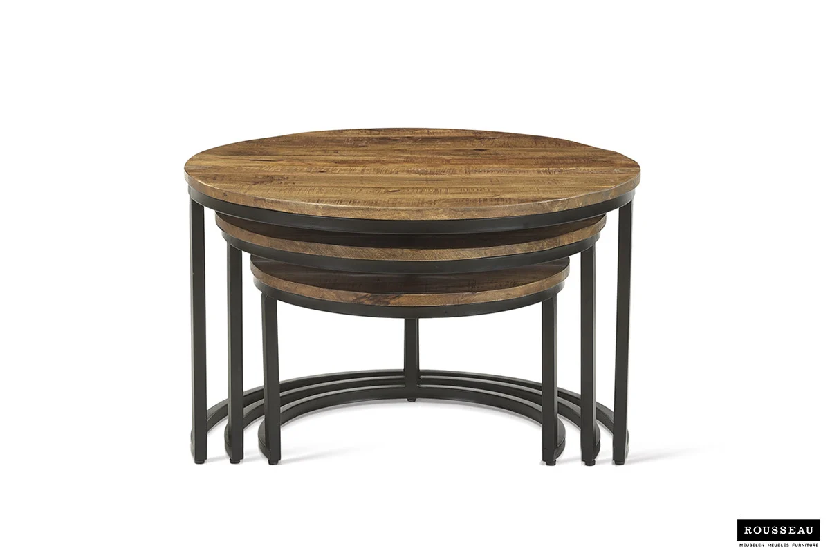 De Salontafel Roest Mangohout Design heeft drie ronde nesttafels met houten bladen en zwarte metalen frames, stapelbaar in afnemende maten. Het Rousseau logo is rechtsonder te zien.