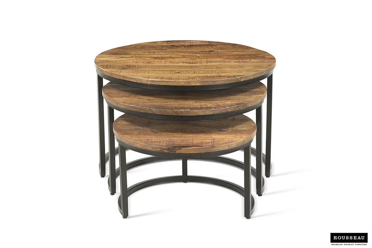 De Salontafel Roest Mangohout Design bestaat uit drie ronde nesttafels met mangohouten bladen en zwarte metalen frames in verschillende maten, die netjes op elkaar gestapeld kunnen worden tegen een witte achtergrond.