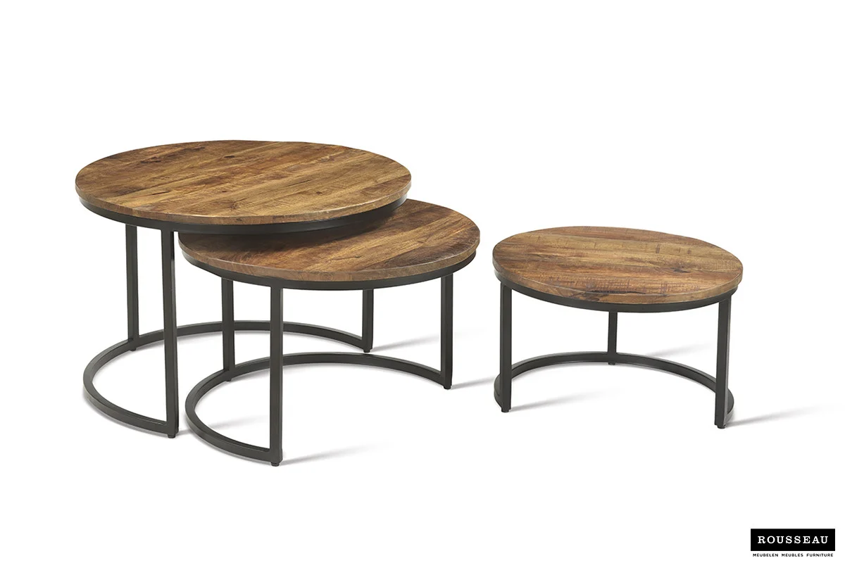 De Salontafel Roest Mangohout Design bestaat uit drie ronde nesttafels met houten bladen en zwarte metalen frames. Elke tafel varieert in hoogte en grootte, waardoor ze gedeeltelijk onder elkaar kunnen worden genest.