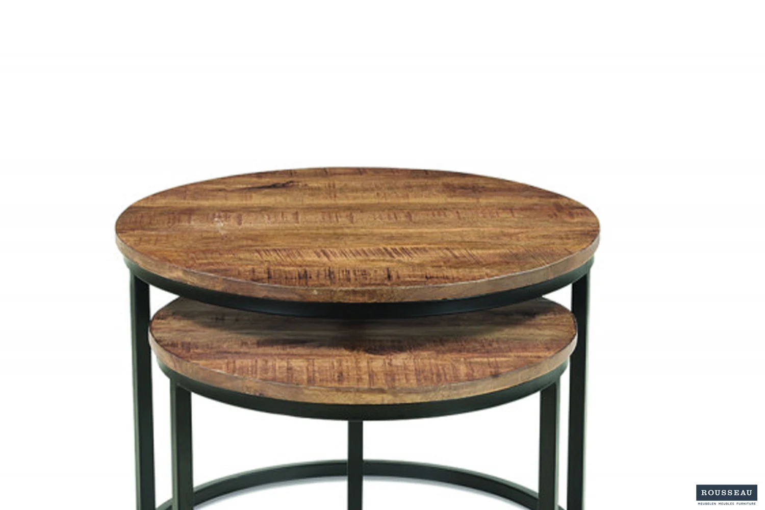 De Salontafel Mangohout Minimalistisch bestaat uit twee ronde houten nesttafels met een metalen onderstel, waarbij een kleinere tafel gedeeltelijk onder de grotere tafel is geplaatst, tegen een effen witte achtergrond.