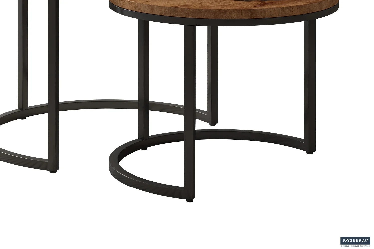 De Salontafel Mangohout Minimalistisch bestaat uit twee moderne ronde nesttafels met mangohouten bladen en een onderstel van zwart metaal. Hun open halfronde onderstellen maken gedeeltelijk nestelen mogelijk. Het HOUSEEAU merklogo staat rechtsonder.