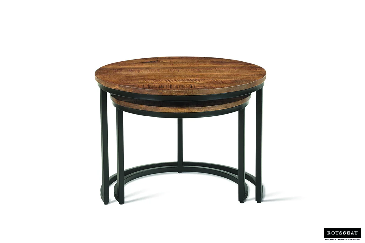 De Salontafel Mangohout Minimalistisch bestaat uit twee ronde nesttafels met mangohouten bladen en zwarte metalen frames. De kleinere tafel kan onder de grotere tafel worden opgeborgen en beide hebben een eenvoudig, modern ontwerp.