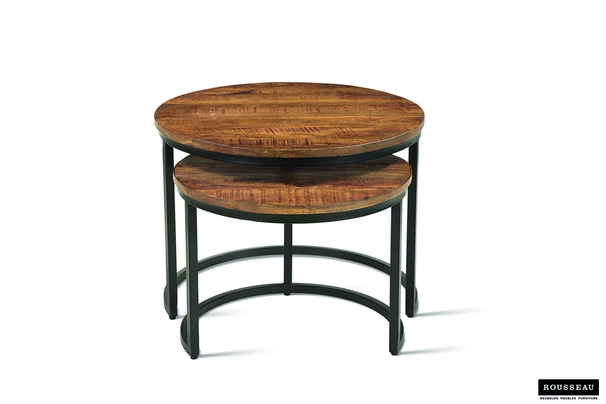 De Salontafel Mangohout Minimalistisch bestaat uit twee ronde nesttafels met houten bladen en zwarte metalen frames, waarbij de kleinere tafel gedeeltelijk onder de grotere tafel is geschoven. Het logo van Rousseau is zichtbaar in de rechterbenedenhoek.