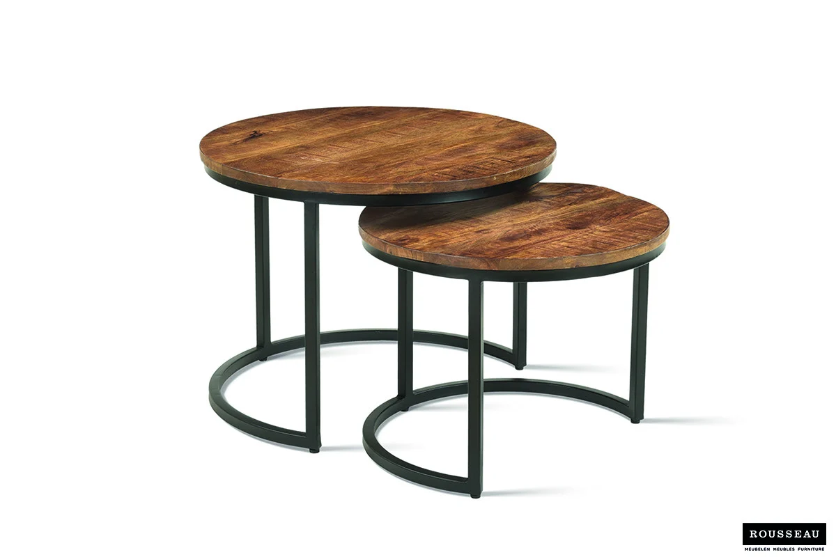 Twee ronde Salontafel Mangohout Minimalistisch nesttafels met houten bladen en zwarte metalen poten staan bij elkaar, waarbij de grotere tafel de kleinere iets overlapt. Het Rousseau-logo verschijnt in de rechterbenedenhoek.