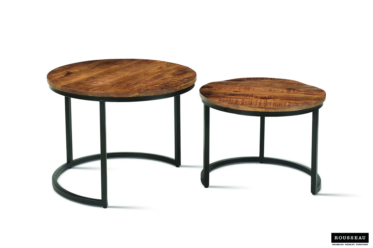 De Salontafel Mangohout Minimalistisch set bestaat uit twee ronde tafels met mangohouten bladen en zwarte halfronde metalen poten, met de grotere tafel links en de kleinere er gedeeltelijk onder.