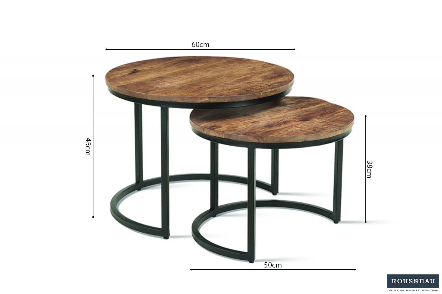 De Salontafel Mangohout Minimalistisch set bestaat uit twee ronde nesttafels met mangohouten bladen en zwart metalen halfronde poten. De grotere tafel meet 60cm x 45cm, en de kleinere is 50cm x 38cm. Rousseau logo rechtsonder.