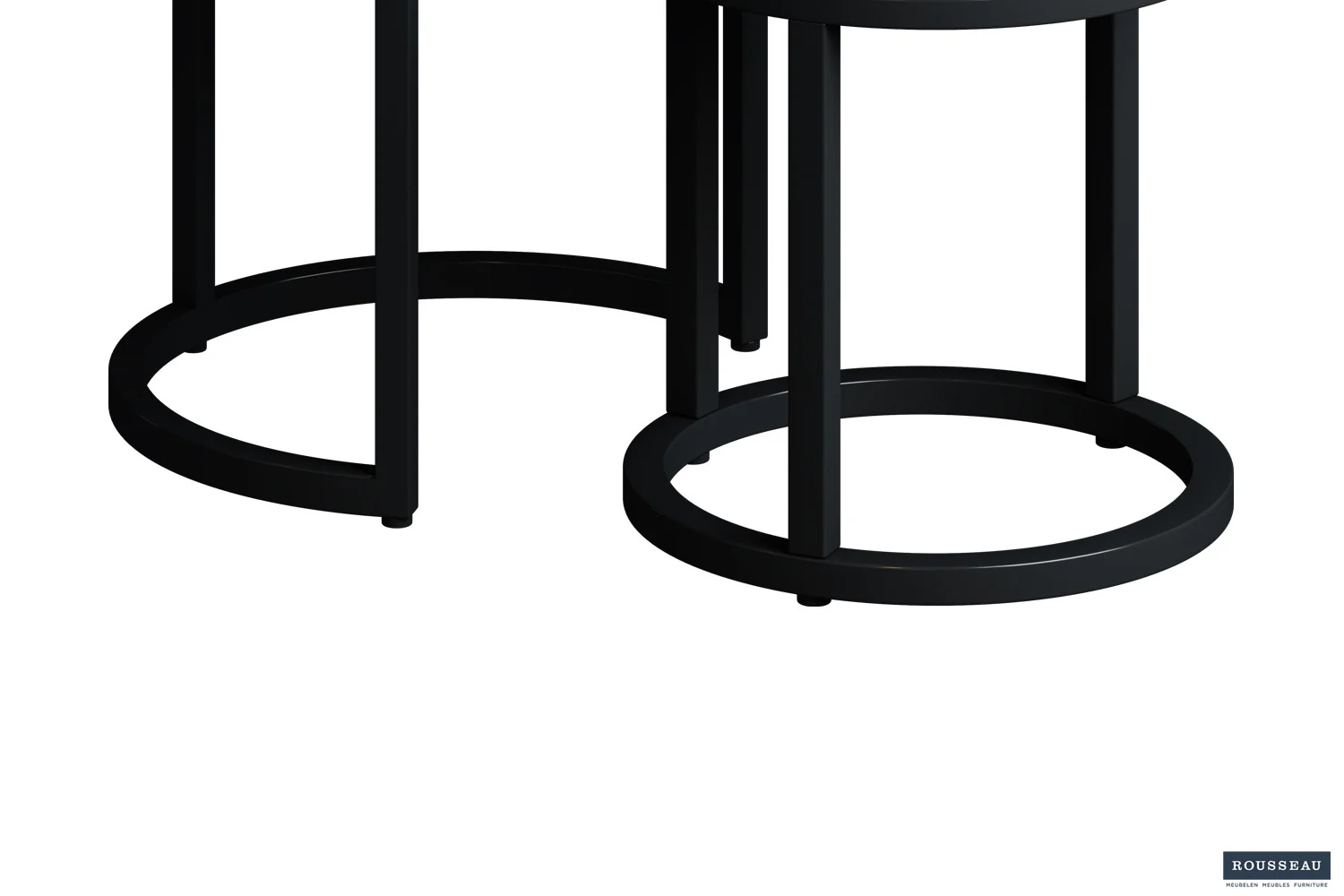 Close-up van de zwarte metalen onderstellen en poten van twee overlappende 'Plano' 3-delige bijzettafels van mangohout, met een minimalistisch, modern ontwerp tegen een witte achtergrond.